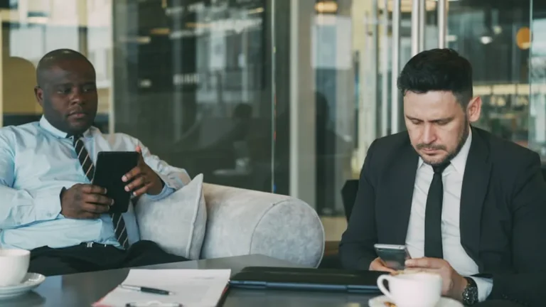 Men’S Straight Haircuts: Best Ideas for office outfits